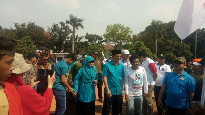 
 Datang ke Lokasi kampanye Bareng Keluarga, Nur Supriyanto Diajak Selfie