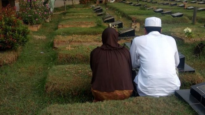 
 Jelang Ramadhan, Nur Supriyanto ‘Nyekar’ ke Makam Mertua