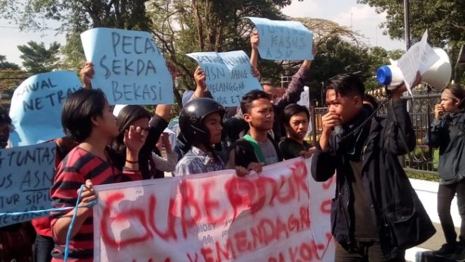 
 Geram dengan Kasus Sekda Kota Bekasi, Mahasiswa Tuntut Gubernur Jabar Copot Jabatan Rayendra