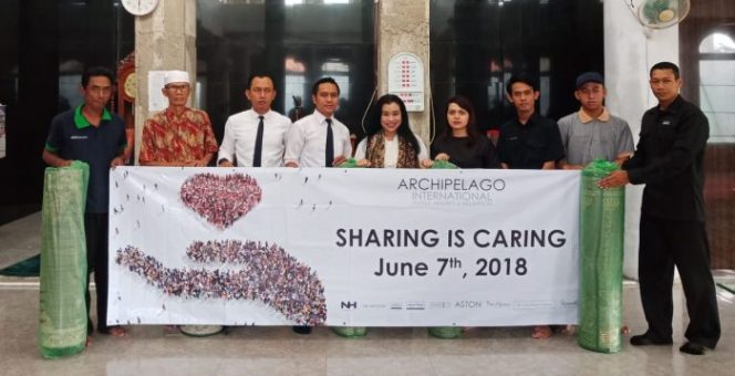 
 Aston Imperial Bekasi Serahkan Bantuan Karpet Sajadah ke Masjid At-Taqwa