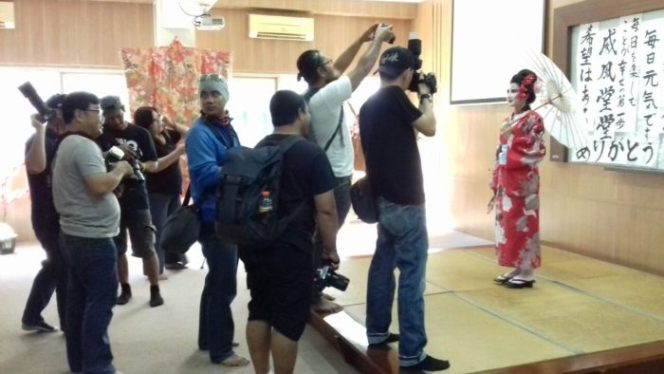 
 Para Pencinta Fotografi Antusias Ikuti Kompetisi Foto Tema Budaya Jepang di Unsada