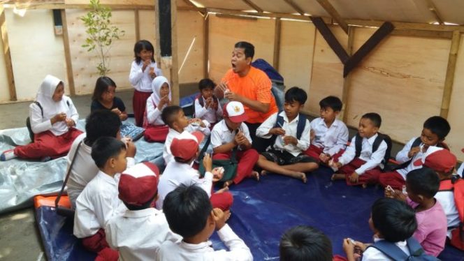 
 Keren! Aktivis Kemanusiaan Ini Wakafkan Dirinya untuk Warga Bekasi