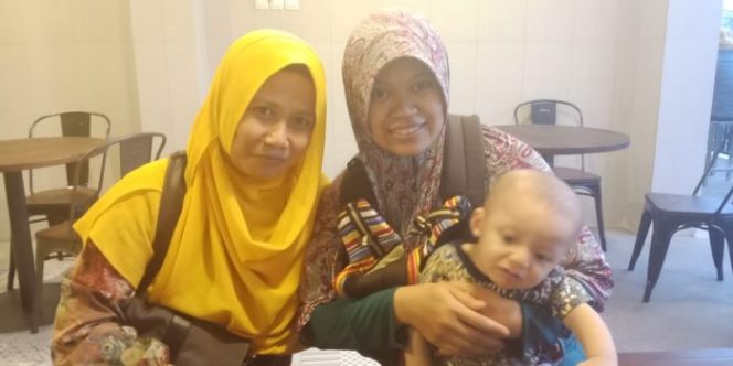 
 Lia Carolina K (jilbab coklat) dan Rizki Ika Sahana (jilbab kuning)