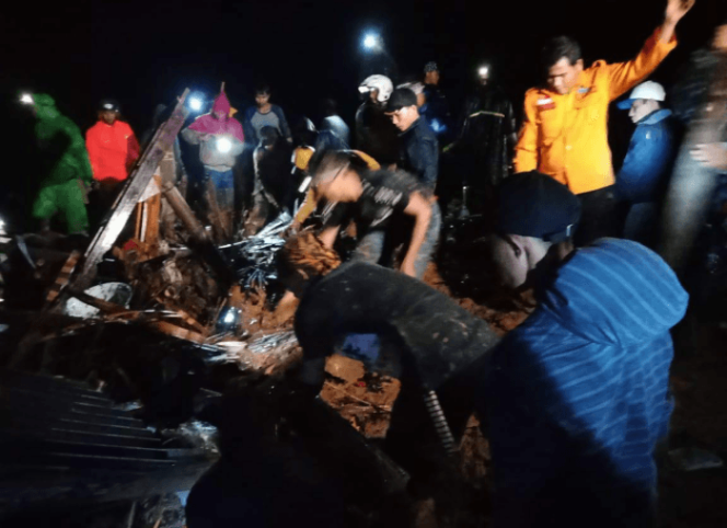 
 Longsor Cisolok Sukabumi, Puluhan Orang Belum Ditemukan