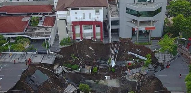 
 Masih Misteri! Penyebab Amblasnya Jalan Gubeng Depan RS Siloam Surabaya