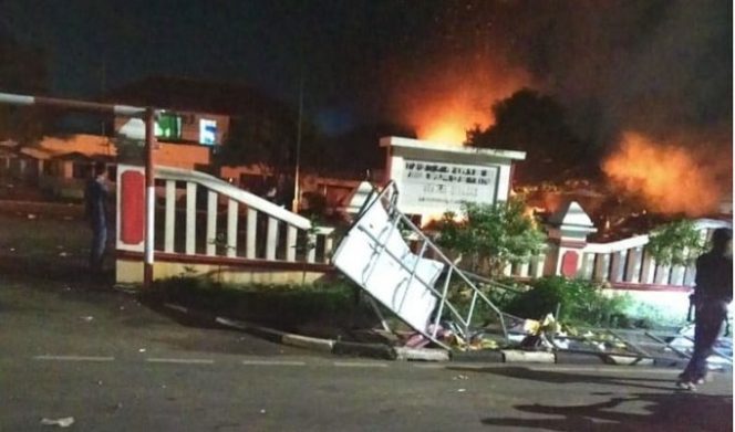
 Proses Hukum Tak Jelas Jadi Penyebab Terbakarnya Polsek Ciracas