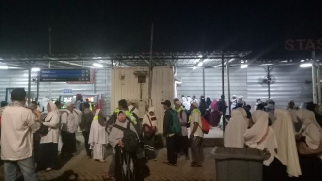 
 Ba’da Subuh, Stasiun Kranji Sudah Dipenuhi Peserta Alumni 212