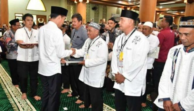 
 Jokowi Bagi-bagi Sertifikat di Masjid, Bawaslu Sebut itu Acara Kepresidenan