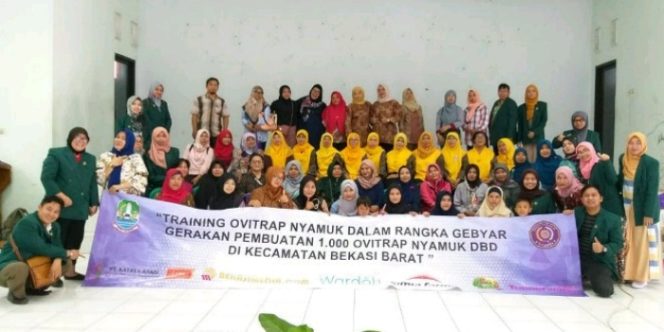 
 Mahasiswa Pascasarjana Uhamka Sosialisasi Pembuatan Ovitrap di Bekasi Barat
