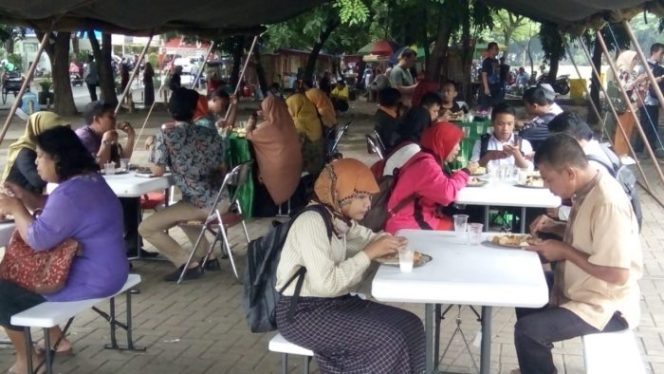 
 Peduli Warga, Koramil 01 Kranji Gelar Warung Jum’at Berkah