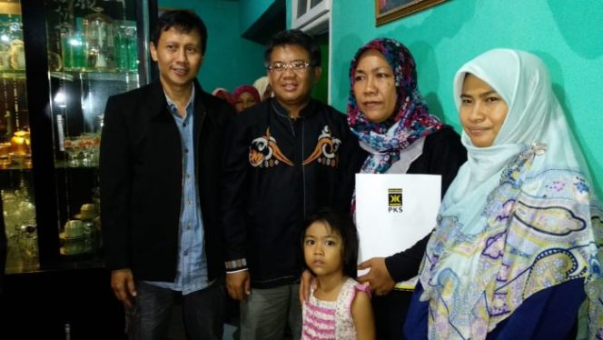 
 Takziyah ke Sukabumi, Presiden PKS Minta Seluruh Kader Mendo’akan  Almarhum Maman