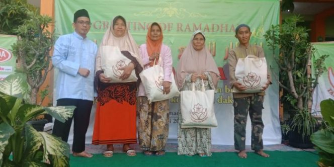 
 Ramadhan Berbagi, SIT Taskia Salurkan 75 Juta Santunan Dhuafa dan Paket Sembako Murah