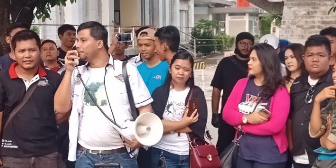 
 Silaturahmi 21 Komunitas Automotif Bekasi Berbagi Takjil di Jalan Ahmad Yani