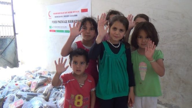 
 Jelang Idul Fitri, BSMI Beri Paket Sembako Masyarakat Suriah
