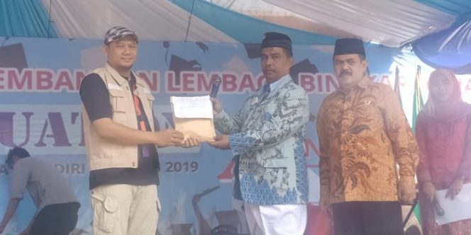 
 Tasyakuran Lulusan, SMK di Bekasi Ini Serahkan Donasi Korban Banjir Konawe