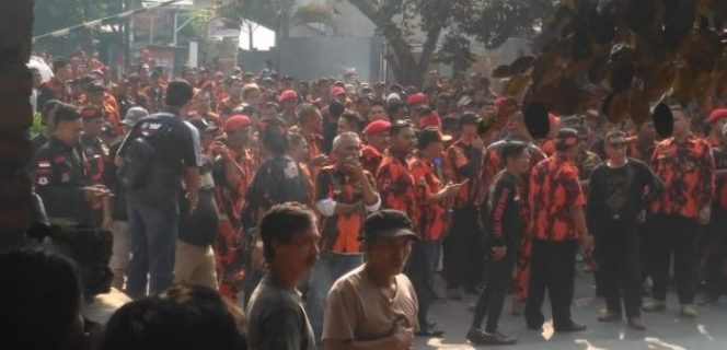 
 Ratusan Kader Pemuda Pancasila Masih Menjaga Markasnya di Lokasi Penggusuran