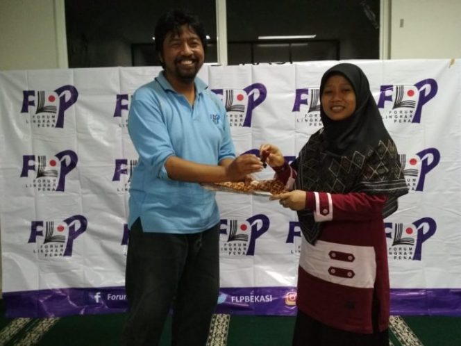 
 Forum Lingkar Pena (FLP) Bekasi Punya Ketua Baru