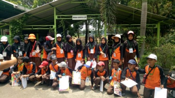 
 Kunjungi Instalasi Kompos Kawasan EJIP, Anak-anak SD Midori Dapatkan Banyak Pengetahuan