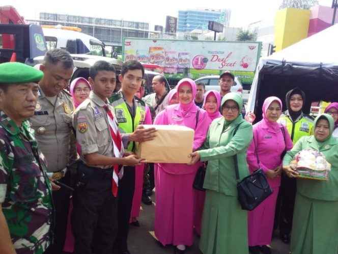 
 Bhayangkari Polrestro Bekasi Kota Lakukan Kunjungan ke Pos Pengamanan Bekasi Barat