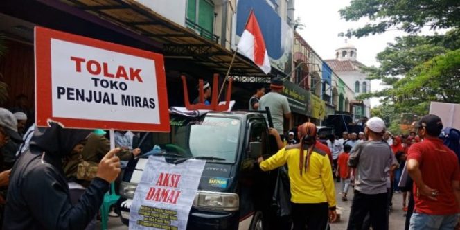 
 Warga Non Muslim juga Menolak Toko Miras & Karaoke di Mutiara Gading Timur Mustikajaya
