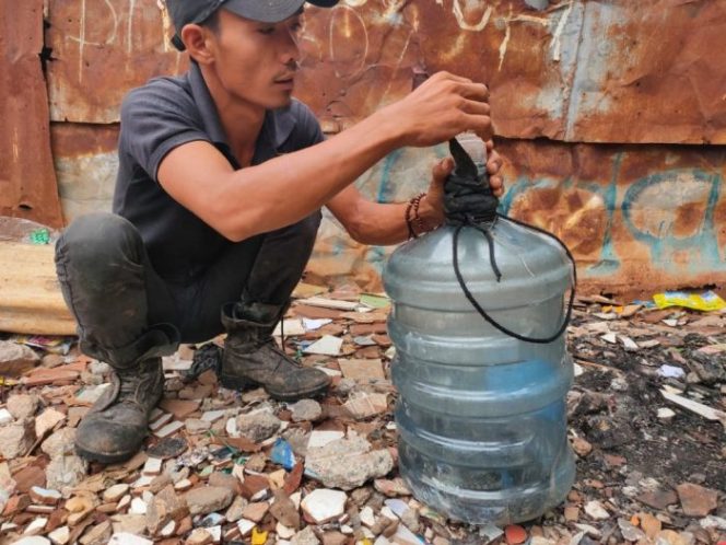 
 Warga Poncol Jakasampurna Tangkap Ular Kobra di Halaman Rumah