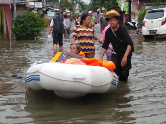 
 Polder Air Arenjaya Bekasi Meluap, PKS Bantu 2 Unit Perahu Karet