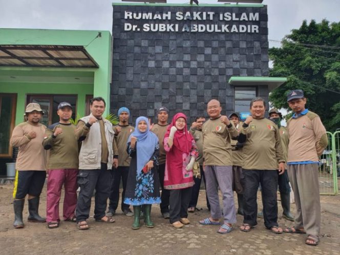 
 PKS Bekasi Kerja Bhakti Bersihkan Lumpur RSI Dr. Subki Abdul Kadir