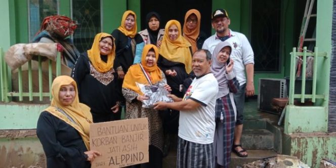 
 Ketua Aliansi Perempuan Peduli Indonesia Kota Bekasi Salurkan  Bantuan Korban Banjir PGP