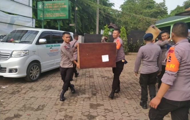 
 Brimob Sigap Bantu Aksi Bersih-bersih Lumpur RSI Dr. Subki Abdul Kadir