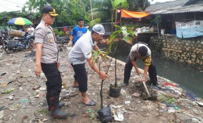 
 Antisipasi Banjir Polres Metro Bekasi Kota Tanam 100 Pohon di Halaman Asrama