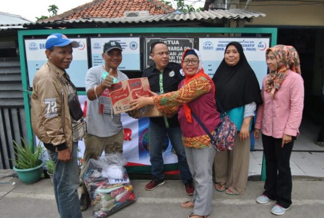 
 IWO Kota Bekasi Serahkan Bantuan ke Warga Korban Banjir di RW 08 Bekasijaya