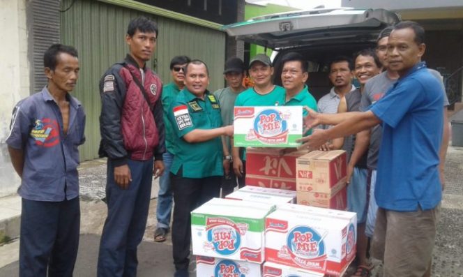 
 Peduli Banjir Bekasi, Politisi PPP Salurkan Bantuan Sembako di Bekasi Timur dan Medansatria