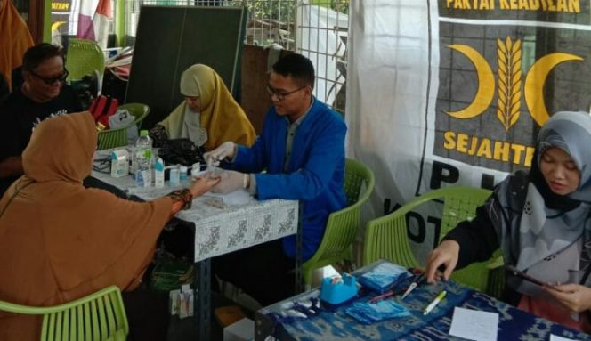 
 Bantu Warga Pasca Banjir, PKS dan Pengurus RW Kayuringinjaya Sinergi Selenggarakan Layanan Kesehatan