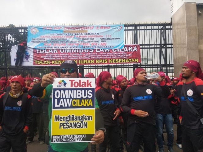 
 Dibawah Guyuran Hujan, Buruh Bersatu Tolak Omnibus Law