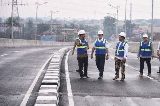 
 Dampingi Anies Baswedan Resmikan Flyover, Walikota Bekasi Hanya Pakai Sandal Jepit