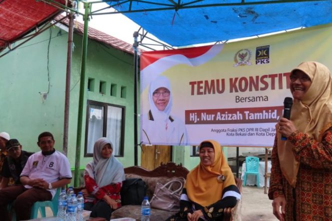 
 Kunjungi Dapil di Jatiranggon, Nur Azizah Tamhid Isi Diskusi Parenting