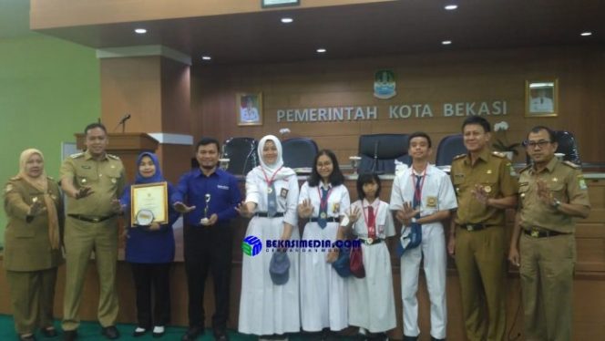 
 Wakil Walikota Serahkan Piala dan Medali Kepada Pemenang Sekolah Nasional 1 Event Angklung International Folklore Festival