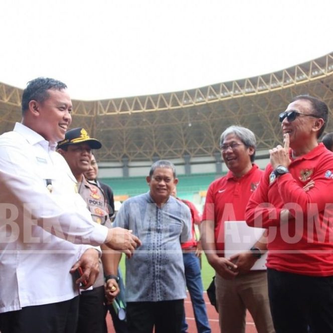 
 Persiapan FIFA 2021, Ketua PSSI Kunjungi Stadion Patriot Chandrabhaga