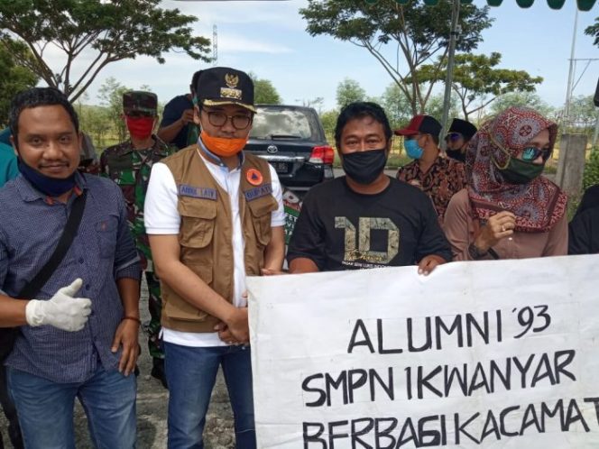 
 Indoraya dan Alumni 93 SMP 1 Kwanyar Berbagi Kacamata Safety Penanganan Covid 19 di Madura