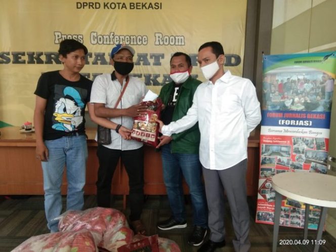 
 Anggota Dewan Salurkan Bantuan untuk Jurnalis Bekasi