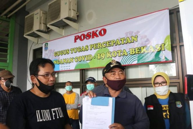 
 Wali Kota Terima Bantuan 3 Bilik Disinfektan Sinar UV Karya Alumni FT UI dan APD dari IPPAT Kota Bekasi