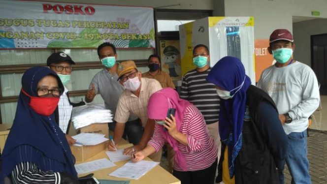 
 Kepala Sekolah dan Guru Kota Bekasi Sumbang APD Untuk Tim Medis