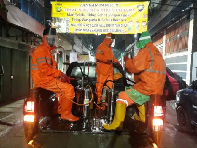 
 PPSU Kalianyar Gercep Lakukan Disinfektan, Ketua RW 03 Isolasi 2 Keluarga