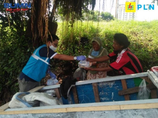 
 Pegawai PLN Bekasi Sisihkan Gaji Bantu Penuhi Kebutuhan Pangan Masyarakat