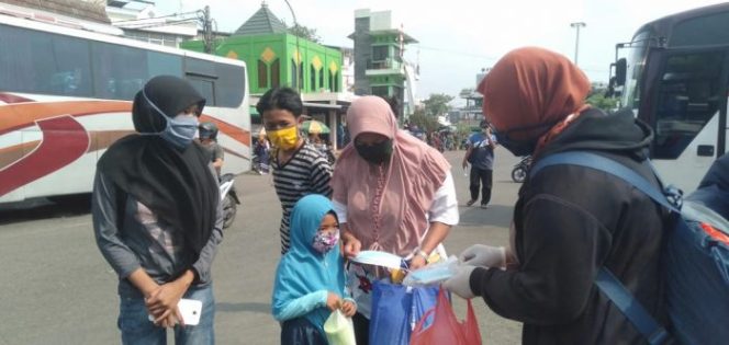 
 ACT Gandeng Jurnalis Bagikan Masker Gratis di Terminal Bekasi dan Pasar Baru