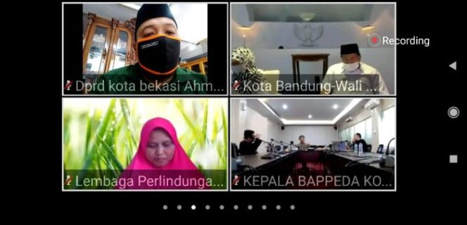 
 Zoom Video Conference Musyawarah Rencana Pembangunan (Musrenbang) Tingkat Provinsi Jawa Barat bersama Mendagri, Kepala Bappenas, Menparekraf, Kepala LIPI, Gubenur Jabar, Ketua DPRD Jabar dan lainnya di gedung DPRD kota Bekasi, Selasa, (20/4/20)