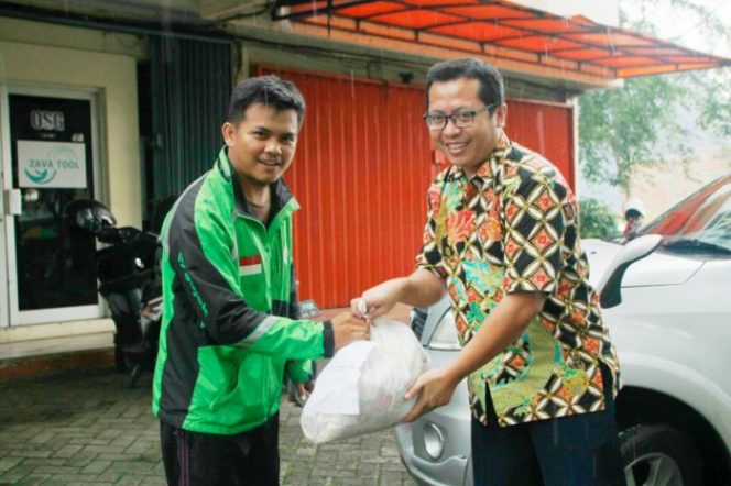 
 PDAM Tirta Bhagasasi Bagikan Ratusan Paket Sembako untuk Masyarakat Terdampak Covid-19