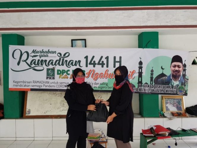 
 PKB Ngabuburit Berbagi kepada Guru Honorer