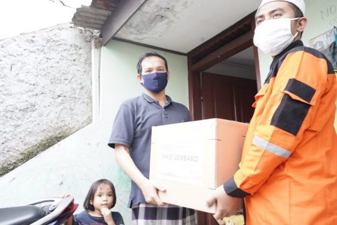 
 Dompet Dhuafa Salurkan Paket Sembako Ke Puluhan Guru Ngaji