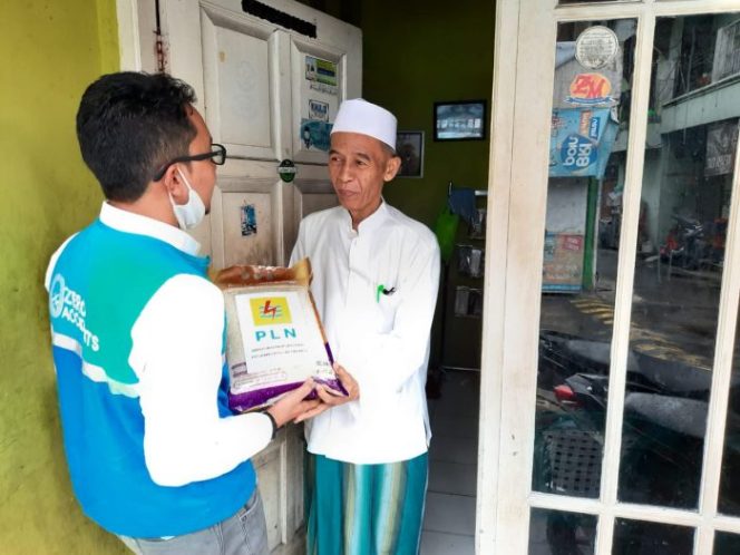 
 Pegawai PLN Bekasi Beri Bantuan 1 Ton Beras untuk guru Ngaji dan Marbot Mesjid